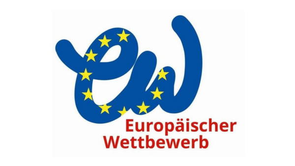 Logo des Europäischen Wettbewerbs: "ew" in verschlungener Schrift, verziert mit gelben Sternen.