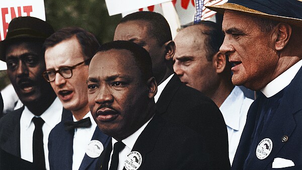 Martin Luther King zusammen mit anderen Personen