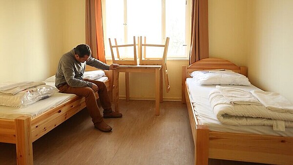 Mann in Wohnungslosenunterkunft des IB