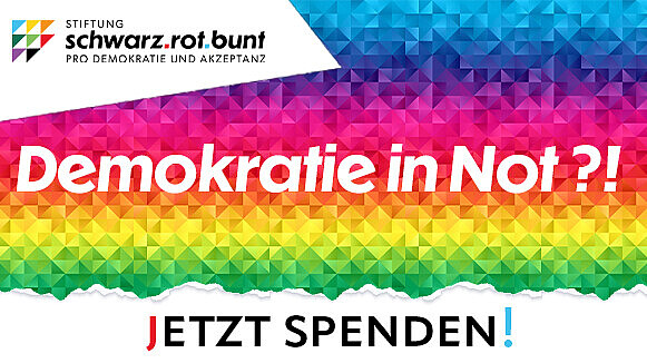 Bunte Grafik mit der Aufschrift „Demokratie in Not?! Jetzt spenden“ und dem Logo der Stiftung Schwarz-Rot-Bunt.