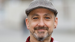 Porträt von Dennis Pfeiffer, Mitarbeiter des Fanprojekts des Internationalen Bunds (IB) in Kassel, im Gespräch.