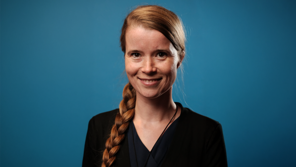 Porträt von Silvana Günther, Leiterin der Kita „Lichtenhainer Zwerge“ des Internationalen Bundes (IB), sie lächelt in die Kamera.