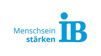 Logo des Internationalen Bundes, Schriftzug "Menschsein stärken", daneben die Großbuchstaben "IB"