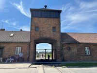 Das Eingangstor zum Vernichtungslager Auschwitz