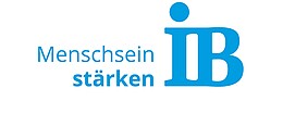 Logo des Internationalen Bundes, Schriftzug "Menschsein stärken", daneben die Großbuchstaben "IB"