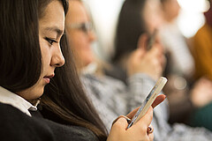 Jugendliche am Mobiltelefon