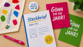 Symbolbild für ein Freiwilliges Soziales Jahr (FSJ) mit Steckbrief, Informationsmaterialien und Give-aways zu den Freiwilligendiensten.