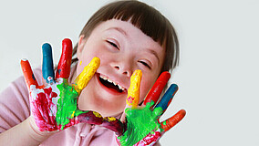 Mädchen beim Malen mit Fingerfarben