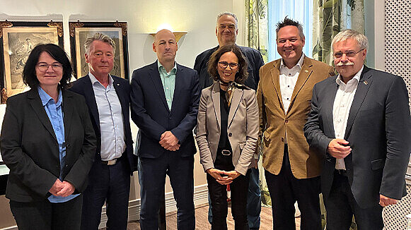 Gruppe von Menschen lächelt in die Kamera.