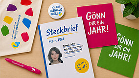 Symbolbild für ein Freiwilliges Soziales Jahr (FSJ) mit Steckbrief, Informationsmaterialien und Give-aways zu den Freiwilligendiensten.