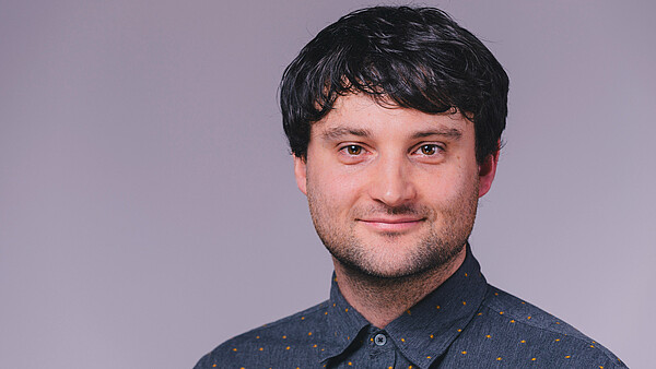 Porträt von einem Mann, der in die Kamera schaut