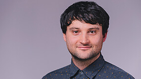 Porträt von einem Mann, der in die Kamera schaut