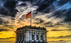 Deutschlandflagge über dem Bundestag in Berlin