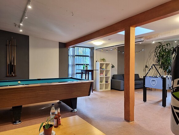 Billard, Kicker und Platz für Begegnungen: Der offene Aufenthaltsraum der Einrichtung ist ein wichtiger Treffpunkt für junge Menschen in Hamburg-Neuallermöhe. Foto: IB Der offene Aufenthaltsraum der Einrichtung mit Kicker und Billardtisch.
