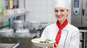 Junge Frau bei Weiterbildung zur Köchin