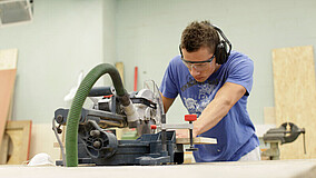 Jugendlicher in IB-Einrichtung für Berufliche Bildung