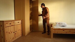 Mann bezieht Wohnung in IB-Einrichtung