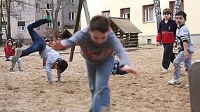 Spielende Kinder in einer Geflüchteten-Unterkunft des Internationalen Bundes