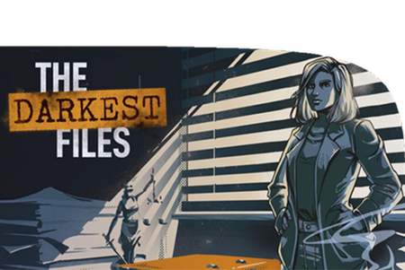 Illustration einer Person mit Mantel vor einem Fenster mit Jalousien und einem Tisch mit Akten, daneben der Text 'THE DARKEST FILES'