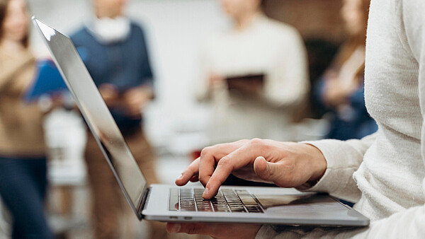 Mann, der an einem Laptop arbeitet.