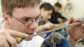 Junger Mann in Berufsbildungsmaßnahme