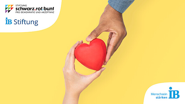 Zu sehen sind zwei Hände, die sich ein Herz reichen. Oben links stehen die Logos der Stiftungen, unten rechts das Logo vom Internationalen Bund.