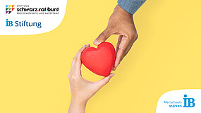 Zu sehen sind zwei Hände, die sich ein Herz reichen. Oben links stehen die Logos der Stiftungen, unten rechts das Logo vom Internationalen Bund.