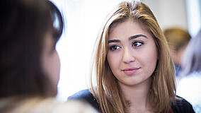 Junge Frau mit Migrationshintergrund in Einrichtung des Internationalen Bundes