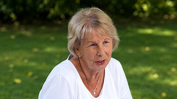 Sabine Bergmann-Pohl vor einer grünen Wiese.