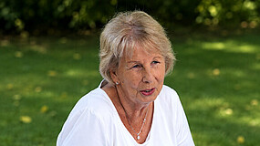 Sabine Bergmann-Pohl vor einer grünen Wiese.