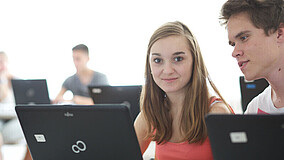 Schüler*innen am Laptop