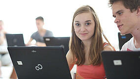 Schüler*innen am Laptop in einer Einrichtung des IB