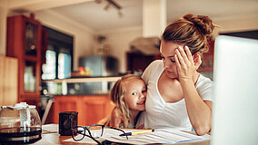 Mutter im Homeoffice