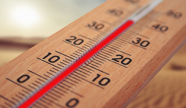 Thermometer zeigt große Hitze an
