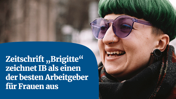 Frau mit grün gefärbten Haaren und einer lila Sonnenbrille. Text im Bild: "Zeitschrift 'Brigitte' zeichnet IB als einen der besten Arbeitgeber für Frauen aus."