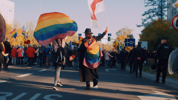 Menschen mit Regenbogenflaggen auf der Straße