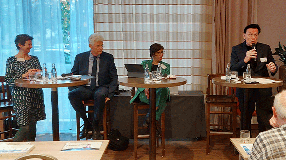 Sylvia Bühler, Mitglied des Bundesvorstands der Gewerkschaft ver.di, Dr. Rolf Schmachtenberg, Staatssekretar im Arbeits- und Sozialministerium, Vanessa Ahuja, Mitglied des Vorstands der Bundesagentur für Arbeit und Thiemo Fojkar, Vorsitzender des Internationalen Bunds (IB) und des Bundesverbands der Träger Beruflicher Bildung (BBB) bei einer von ver.di veranstalteten Podiumsdiskussion.